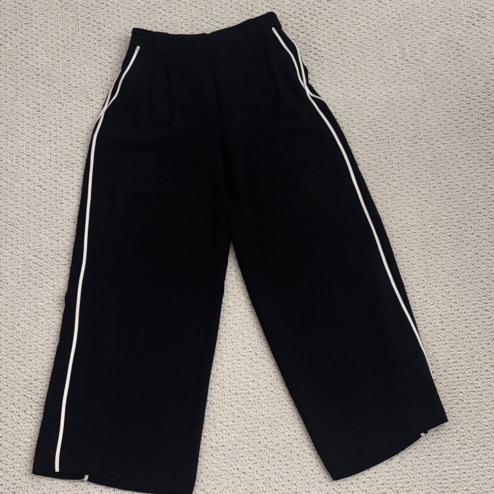Express wide leg trouser. Size 4. Black Wide Leg Pants with side piping accent